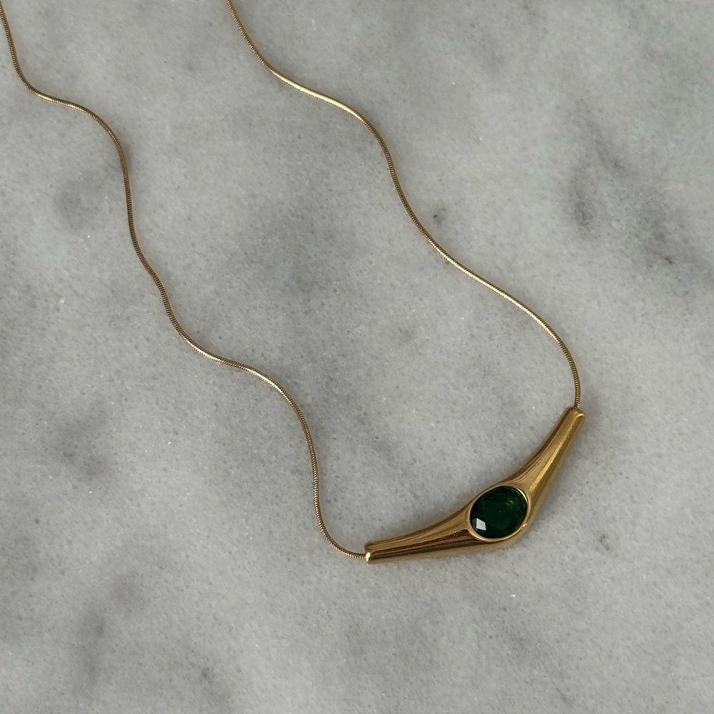 Gold Vintage Style Green Gem Necklace 

Brand New

Gold Plated Stainless Steel